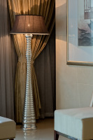 Lampadaire moderne de luxe en métal argenté en spirale avec abat-jour en tissu marron foncé pour salon, chambre à coucher, hôtel, projet d'éclairage personnalisé