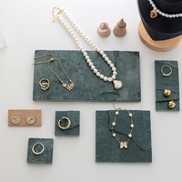 Présentoir de bijoux de présentoir de collier de boucle d'oreille d'anneau de pierre naturelle verte