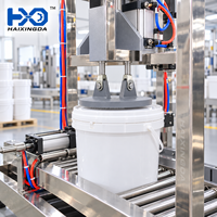 Machine de capsulage pneumatique semi-automatique durable pour seaux et fûts en plastique, avec presse à liquide et alimentateur de table à vide d'air