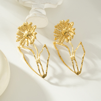 Bijou de style rétro français en acier inoxydable plaqué or 18 carats avec un design combiné de fleurs tridimensionnelles et de feuilles ajourées