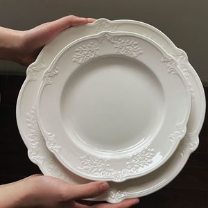 Piatto da Dessert in Ceramica Rotondo con Bordo in Pizzo Francese Vintage, Smaltato, Adatto al Microonde, Stile Retrò - Product Image 1