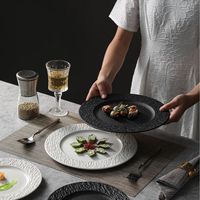 Assiette en céramique élégante de style européen à large bord, texture pierre artistique, vente en gros pour la maison et la restauration