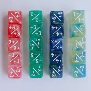 Dés de jeu à angle droit en acrylique brossé de 16 mm, thème alphabet énergétique positif et négatif, trois couleurs mélangées - Product Image 4
