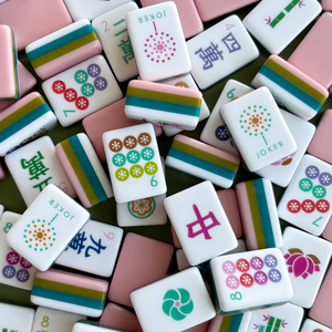 Ensemble de Mahjong <span class=keywords><strong>La</strong></span> Fête Rose Fumé Luxueux, 160 Tuiles Acryliques, Cartes Joker, Design Rayé Coloré pour Jeux de Société Familiaux et Fêtes - Product Image 1