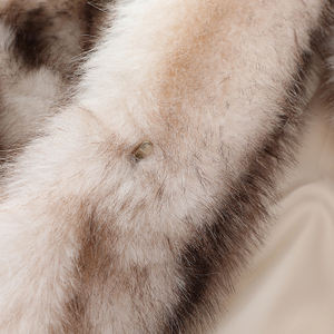 Casaco de Pele Artificial Curto da Moda com Capuz para Inverno e Logotipo Personalizado - Product Image 6