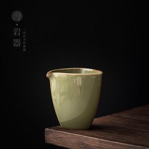 Taza de Cerámica para Té, Diseño Triangular Retro de Porcelana con Esmalte Verde Bambú, Juego de Té Kung Fu sin Tapa, Condado de Dehua - Product Image 1