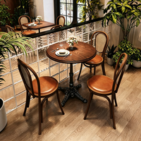 Ensemble de table de bistrot ronde vintage, plateau en bois massif avec base en fonte et chaises en rotin courbé pour café, restaurant, bistrot