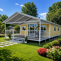 Maison conteneur extensible avec grande véranda et toit en pente, bâtiment modulaire préfabriqué, pod mobile avec terrasse intégrée et garde-corps