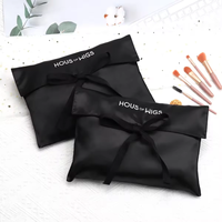 Pochette cadeau personnalisée en jute noir et daim avec rabat, doublure en soie imprimée, ruban et satin, recyclable, pour vêtements, cheveux et perruques