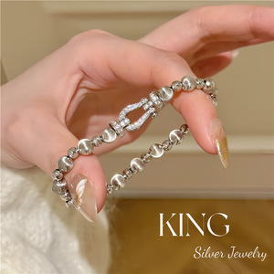 Pulsera de Perlas con Hebilla de Herradura KING Silver Jewelry, Plata de Ley S925 Chapada en Oro, Pulsera de Moda para Mujer - Product Image 2