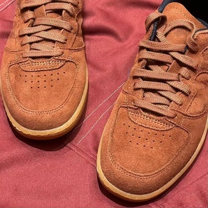 Zapatillas bajas de gamuza marrón de colaboración con marca - Estilo retro casual, suela de goma versátil, calzado deportivo estilo pareja - Product Image 1