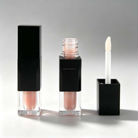 Gloss à lèvres liquide brillant, design carré, base transparente, capuchon noir, fini crémeux et scintillant, longue tenue, non collant, format voyage, personnalisable OEM