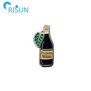En gros, Pin's en émail souple et dur, motifs bouteille de vin rouge, logo personnalisé, motif 'Mom Juice', motif raisins à paillettes, motif coupe de vin, Badge, Broche - Product Image 4