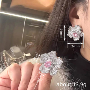 Eleganti Orecchini a Perno a Forma di Giglio per Donne, Gioielli per Orecchie Geometrici Floreali per Uso Quotidiano - Product Image 4