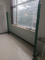 Zwaarbelastbaar modern gebogen driehoekig draadhekwerk gegalvaniseerd ijzeren frame PVC-coating duurzaam 3D geweven gelast gaas voor commercieel gebruik
