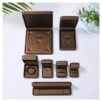 Vente en gros de boîte d'emballage en plastique marron de luxe en PU avec logo personnalisé boîte d'emballage de boucle d'oreille bracelet bague et collier boîte de cadeau