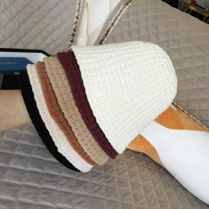 Nouveau chapeau de bassin de petite grille pour femmes d'automne et d'hiver couleur bloquée chapeau de pêcheur épaissi et polyvalent chapeau de seau chaud - Product Image 2