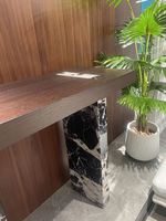 Table console moderne contemporaine avec base en marbre artificiel et plateau en bois pour salon, chambre, villa, hôtel, décoration