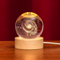 Vente en gros de boules de verre transparentes de 60 mm représentant la galaxie, la lune et le système solaire, boule de verre 3D personnalisée avec base lumineuse LED pour souvenirs et cadeaux