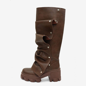 Botas altas de mujer con remaches metálicos, parte superior plisada, tacón bajo y grueso, punta cuadrada, ajuste ancho hasta la rodilla - Product Image 6