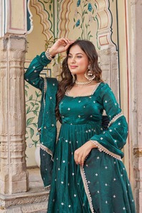 ชุดเดรส Anarkali ขายดีที่สุดสำหรับผู้หญิง ออกแบบสำหรับงาน Diwali งานแต่งงาน และงานปาร์ตี้ มีจำหน่ายในราคาส่งออก - Product Image 2