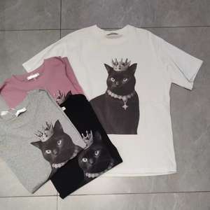 Zeya เสื้อยืดแขนสั้นผู้หญิงผ้าฝ้ายพร้อมมงกุฎแมวดำพิมพ์ลายกราฟิกทรงหลวมลำลอง - Product Image 4