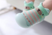 Chaussons-chaussettes pour bébé en maille tricotée respirante gris-bleu à rayures, avec oreilles 3D, semelle souple et flexible en TPE antidérapante, vente en gros, prêts à être expédiés