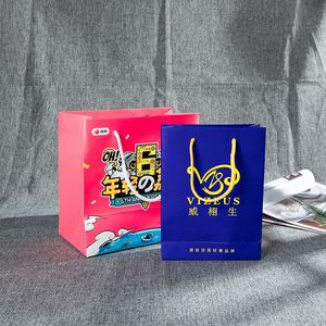 ถุงกระดาษสีดำสำหรับบรรจุภัณฑ์ลิปสติก เสื้อผ้า รองเท้า พร้อมสายโซ่โลหะ สำหรับบรรจุภัณฑ์ของขวัญ ขายส่ง ถุงช้อปปิ้งพิมพ์โลโก้ตามสั่ง - Product Image 1