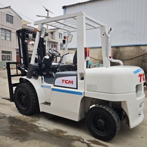 Montacargas Diésel Usado TCM FD50 de 5 Toneladas con Mástil de Dos Etapas, Desplazador Lateral Hidráulico y Neumáticos Sólidos para una Operación Segura y Estable - Product Image 5