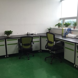 โต๊ะทำงานเหล็กสำหรับห้องปฏิบัติการ หน้าท็อปเรซิ่นอีพ็อกซี่ 19 มม. 2 ลิ้นชัก ดีไซน์อุตสาหกรรม สำหรับใช้ในห้องปฏิบัติการโรงเรียน - Product Image 3
