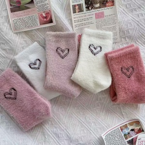 Chaussettes de nuit chaudes pour femme, mi-mollet, doublées polaire, épaisses, en fausse fourrure de vison, motif cœurs, absorbantes, en jacquard, collection automne/hiver - Product Image 5