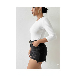 Blusa blanca de manga capri para mujer, cuello redondo, ajustada y con textura acanalada - Product Image 2