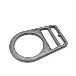 Boucle en acier inoxydable usinée CNC avec anneau ovale et fente rectangulaire - Product Image 1