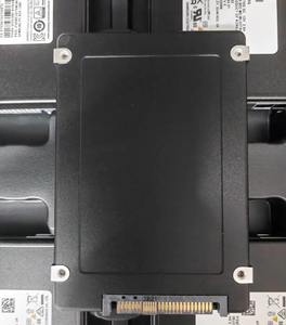 Unidad de Estado Sólido GUIXING Enterprise Usada MZWLO1T9HCJR-00A07 PM1743 U.2 1.92T SATA 6Gbps SSD - Product Image 4