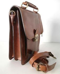 Bolso de Mano Unisex Cosmopolitan de Cuero Genuino Hecho a Mano con Patrón Geométrico Grande Estilo Bohemio Hecho en Marruecos - Product Image 2