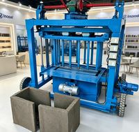 Machinerie automatique de fabrication de briques pour blocs de béton et pavés emboîtables avec des performances de production efficaces
