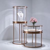 Vitrine à bijoux durable et écologique avec éclairage LED, construction en verre et bois massif, personnalisable pour les magasins de détail