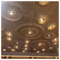 Designs de plafonds en aluminium à lattes linéaires modernes et haut de gamme pour cuisines en open space et espaces de vie et de salle à manger combinés