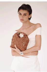 Bolso de Mano de Diseño Casual para Mujer, Tejido en Piel Vacuna, Estilo Lujoso y Exclusivo, con Cadena Cruzada y Correa para el Hombro - Product Image 5