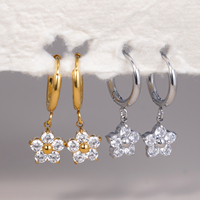 Anting-anting Hoop Bunga Trendy Berlapis Emas CLIORO dari Baja Anti Karat, dengan Liontin Bunga Cubic Zirconia untuk Wanita