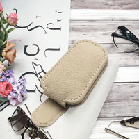 Clip de rangement multifonctionnel créatif et populaire pour pare-soleil de voiture, porte-lunettes en cuir PU, kit d'accessoires intérieurs pour automobile