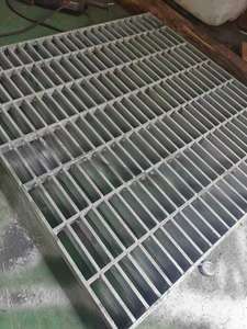 <span class=keywords><strong>Plaque</strong></span> de drainage carrée en acier inoxydable moderne, couvercle de trou d'homme invisible pour parc villa gym, grille décorative de sortie d'égout - Product Image 3