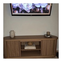 Meuble TV en bois naturel de style Japandi moderne, console multimédia à lattes cannelées, meuble TV en bois à bords incurvés, centre de divertissement de style Mid-Century