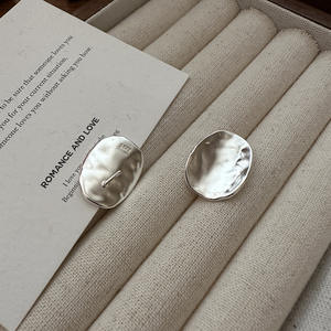 Pendientes <span class=keywords><strong>de</strong></span> <span class=keywords><strong>Plata</strong></span> <span class=keywords><strong>de</strong></span> Ley <span class=keywords><strong>925</strong></span> con Diseño Irregular, Elegantes y Modernos para Uso Diario, Joyería Fina para Mujer - Product Image 2