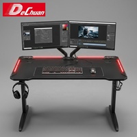 Bureau d'ordinateur moderne pour le télétravail avec trous de passage de câbles et structure métallique robuste pour le travail quotidien