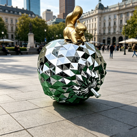 Sculpture géométrique personnalisée en acier inoxydable en forme de cône de pin, miroir métallique, statue de noix et d'écureuil pour aménagement paysager extérieur