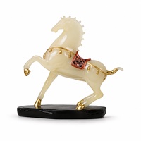 Figurine de cheval en résine de couleur ivoire traditionnelle avec base noire et détails dorés, sculpture animale de table pour la décoration de la maison ou du bureau
