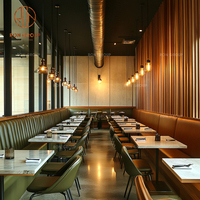 Ensemble de meubles de café moderne, restaurant, table ronde en marbre avec base dorée, fauteuils verts et canapé en cuir brun