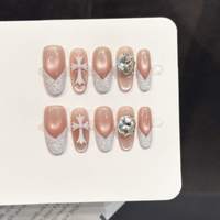 Ongles à presser en acrylique personnalisables en gros, style Y2K Gothique, motif croix 3D, forme amande, rose nude, œil de chat, French V, 10 pièces