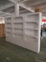 Vitrine de présentation sur mesure haut de gamme pour produits cosmétiques et de soin, finition de qualité boulangerie, pour salon de beauté et institut de manucure